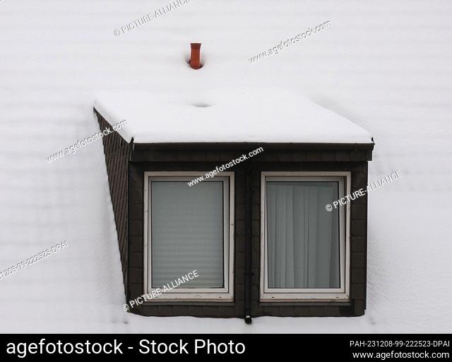 06 December 2023, Hamburg: Snow lies on the roof of an apartment building in Eilbek. Photo: Soeren Stache/dpa. - Hamburg/Hamburg/Germany
