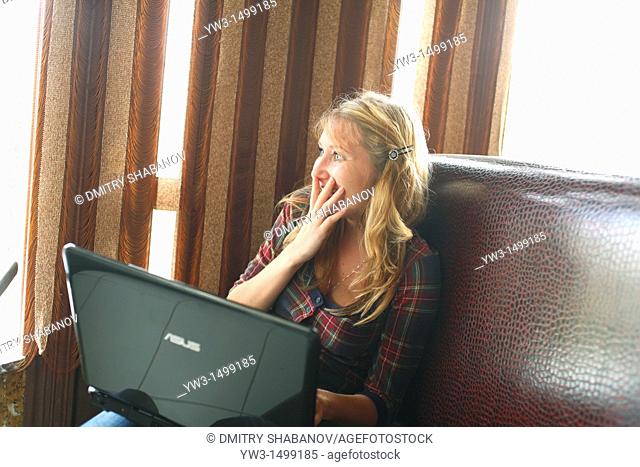 young business woman working on her laptop in a cafe
