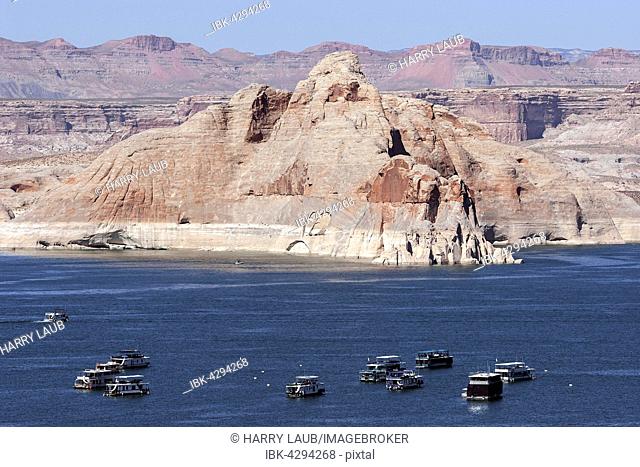 Castle Rock, houseboats in Wahweap Marina, Lake Powell, Page, Arizona, USA
