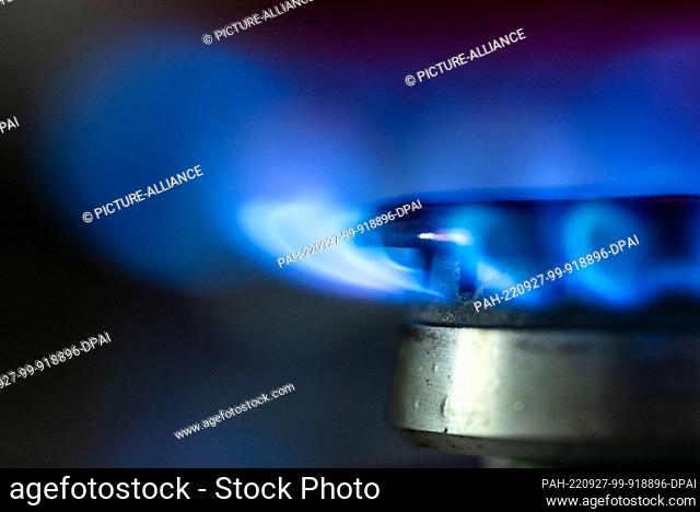 27 September 2022, Hessen, Frankfurt/Main: Gas flames burning on a stove in a kitchen. Photo: Frank Rumpenhorst/dpa. - Frankfurt/Main/Hessen/Germany