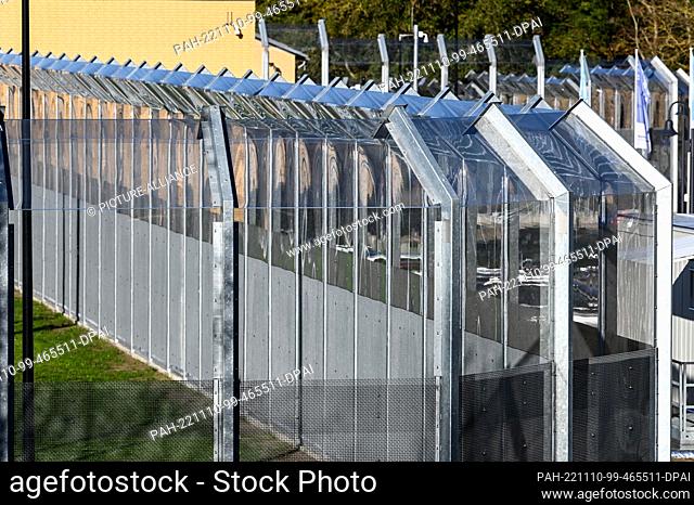 10 November 2022, Saxony-Anhalt, Bernburg: The new transparent polycarbonate fencing of the prison has a total length of 934 meters