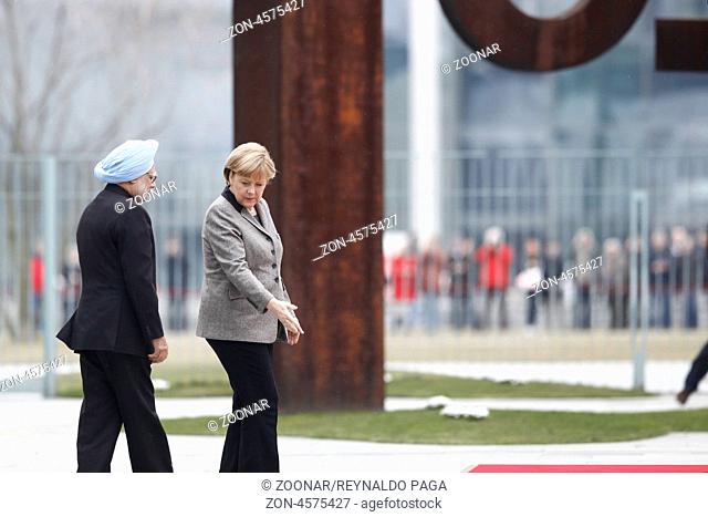 Berlin, 11. April 2013. Begruessung des indischen Premierministers Manmohan Singh mit militaerischen Ehren durch Bundeskanzlerin Angela Merkel im Ehrenhof des...
