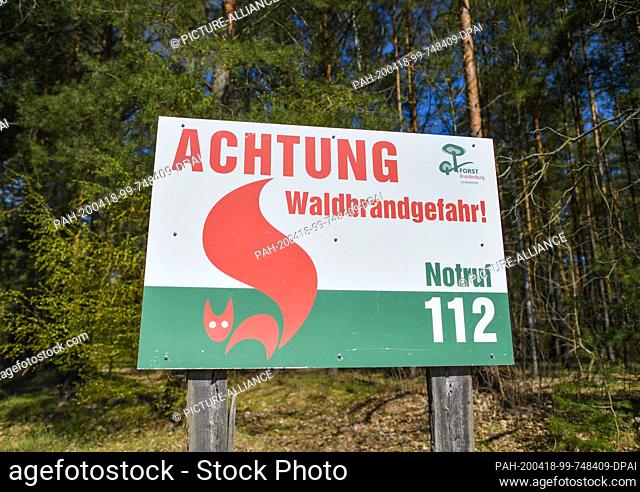 18 April 2020, Brandenburg, Briesen: A sign of the Landesbetrieb Forst Brandenburg with the inscription ""Attention forest fire danger! Emergency call 112"" is...