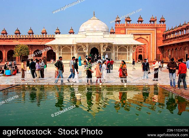 People standing in front of Tomb of Salim Chishti in the courtyard of Jama Masjid, Fatehpur Sikri, India. The tomb is famed as one of the finest examples of...