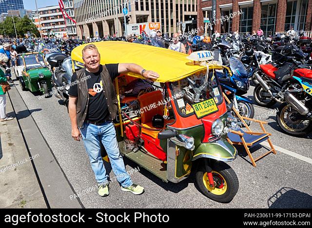 11 June 2023, Hamburg: Hamburg bus driver Stefan Stoltenberg takes part in the Hamburg motorcycle service (Mogo) with his original Bangkok Tuk-Tuk cab