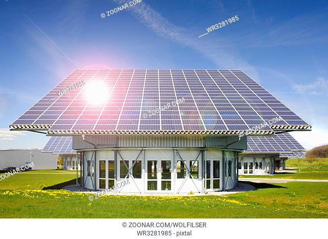 Solardach für alternative Energiegewinnung mit Sonnenstrahlen