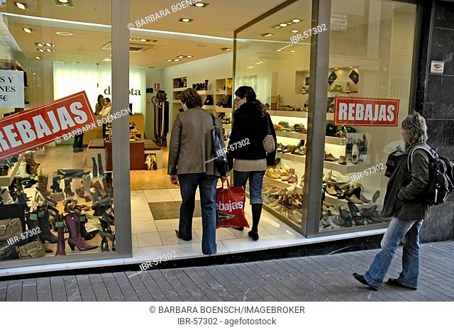 Women entering shoe store with shopping bags, special offers, Elx, moose, Costa Blanca, Spain