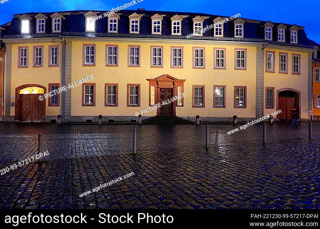 22 December 2022, Thuringia, Weimar: The Goethe House at the Frauenplan in the evening. Johann Wolfgang von Goethe lived in the Goethehaus, built in 1709