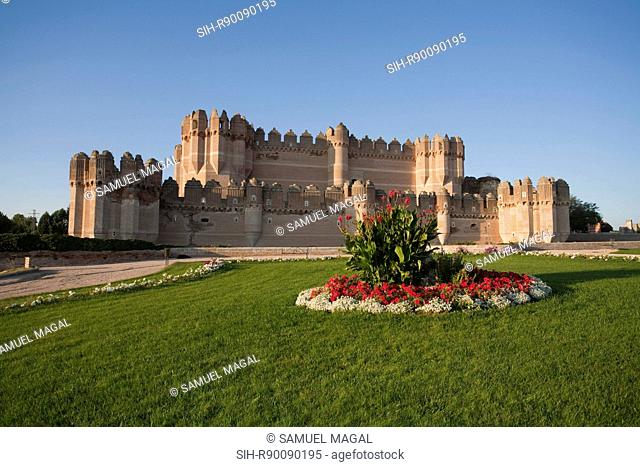 The castle was erected by Moorish builders in the mid-15th century for Bishop Alfonso Fonseca, archbishop of Seville and lord of Coca and Alaejos