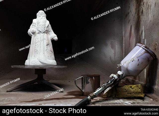 RUSSIA, SKOPIN - DECEMBER 7, 2023: Glazing a ceramic figurine of Father Frost (Russian Santa Claus) at the Skopin Art Pottery factory in the town of Skopin in...