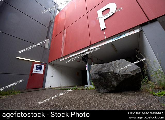 16 September 2021, Baden-Wuerttemberg, Karlsruhe: An entrance to the parking garage at the Congress Hall is blocked with a large stone