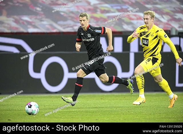 Julian BRANDT r. (DO) in the duel versus Lars BENDER (LEV), action, duels football 1. Bundesliga, 17th matchday, Bayer 04 Leverkusen (LEV) - Borussia Dortmund...