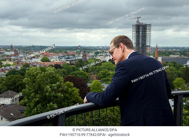 16 July 2019, Berlin: Michael Müller (SPD), Governing Mayor of Berlin, stands on the roof of the Weather Tower of the Department of Geosciences at Freie...