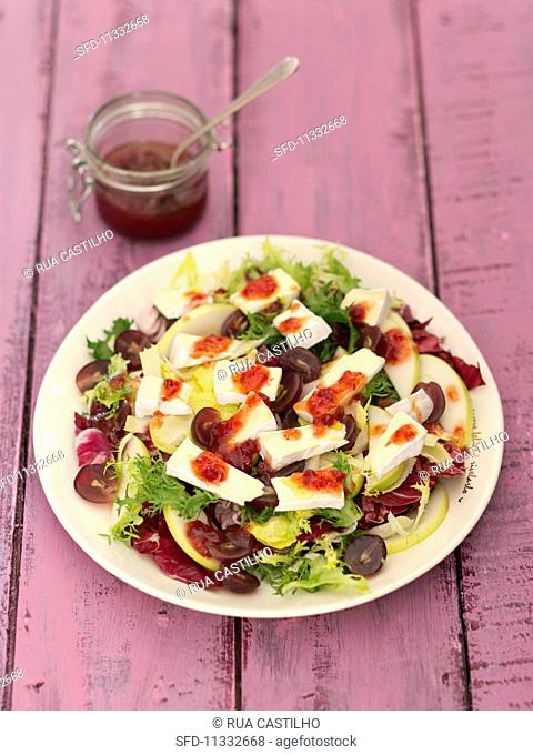 Chicory and radicchio salad with Camembert, grapes, apple and cranberry vinaigrette