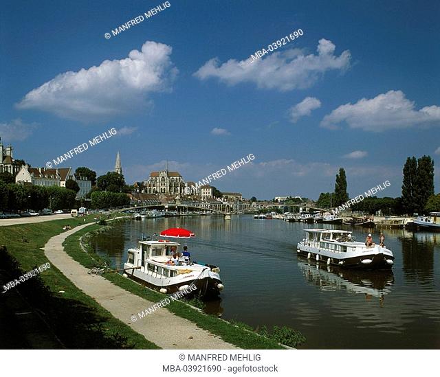 France, Burgundy, department yonne, Auxerre, churches, river Yonne, bridge, boats, shipping, shore-promenade, city, city view, waters, river bed, shipping