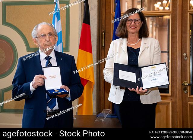 08 December 2021, Bavaria, Munich: Ilse Aigner (CSU), President of the Bavarian State Parliament, awards the Bavarian Constitutional Order in Gold to Abba Naor