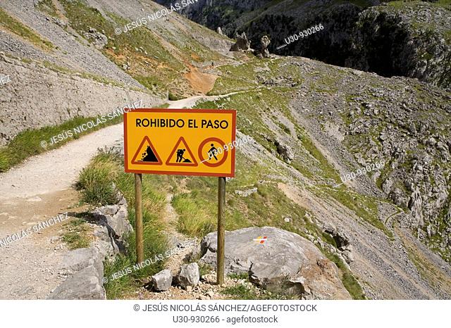 Signal or cartel works  No trespassing  Route of the Cares Canyon, in the Picos de Europa National Park, between the Urrieles and Ándara massifs, Poncebos