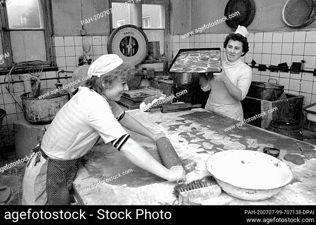15 December 1986, Saxony, Eilenburg: In December 1986 cookies are baked in the Eilenburg bakery production facility. Exact date of recording not known