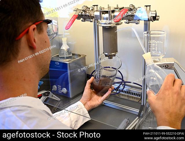 PRODUCTION - 23 September 2021, Hessen, Rüsselsheim: Felix Weber, research assistant at the Institute of Environmental and Process Engineering at RhineMain...