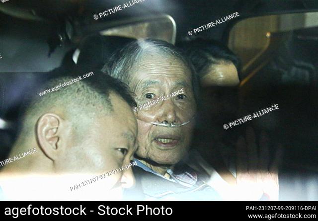 06 December 2023, Peru, Lima: Alberto Fujimori (M), Peru's former president, arrives at Keiko's house with his children Kenji (l) and Keiko (r) after picking...