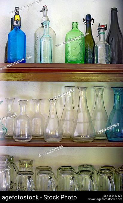Regal mit alten leeren Flaschen und Gläsern; shelves with old and empty bottles and glasses