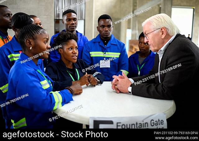 02 November 2023, Zambia, Lusaka: German President Frank-Walter Steinmeier visits the Fountain Gate Vocational School and talks to students there