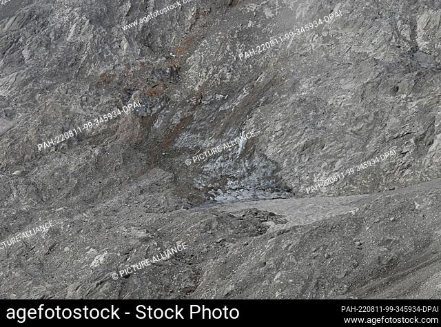 08 August 2022, Bavaria, Grainau: Stones and boulders cover the blank ice of the southern Schneeferner. The ice of the Blaueis glacier