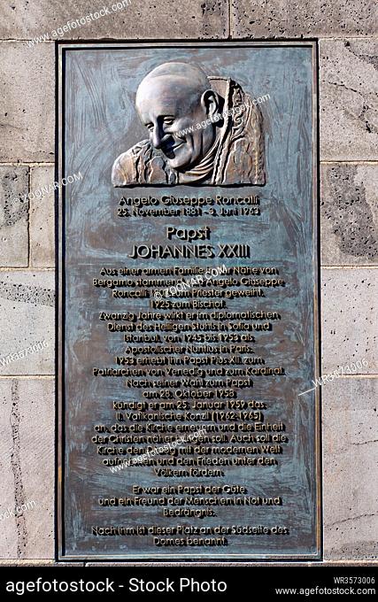 Gedenktafel an Papst Johannes XXIII am Kölner Dom, Nordrhein-Westfalen, Deutschland