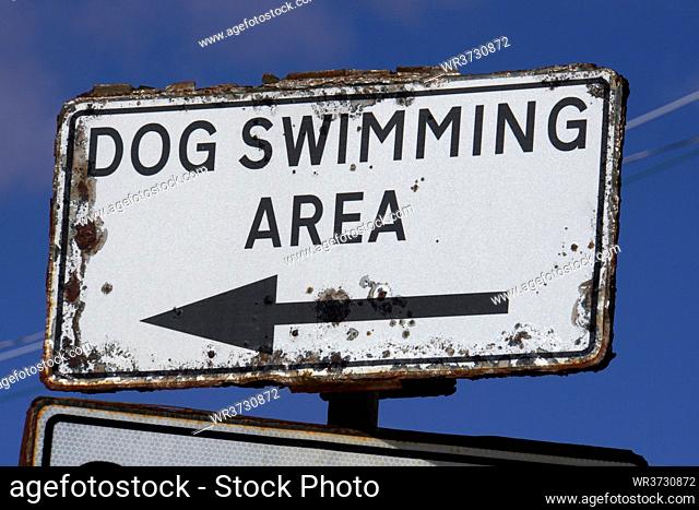 Hinweisschild für Badestelle für Hunde in Armier, Mellieha, Malta