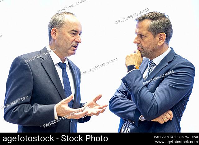 14 September 2022, Lower Saxony, Hanover: Hubert Aiwanger (l, Free Voters), Minister of Economic Affairs in Bavaria, talks to Olaf Lies (SPD)