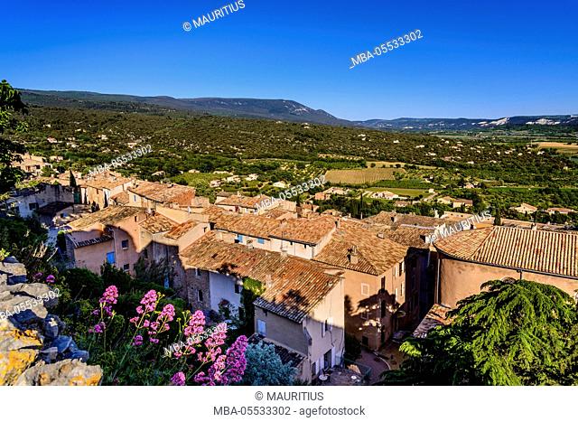 France, Provence, Vaucluse, Saint-Saturnin-lès-Apt, view of the village