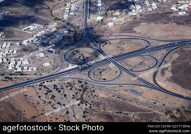 28 November 2023, Oman, Nizwa: A highway junction and detached houses near Nizwa in the Sultanate of Oman. Photo: Bernd von Jutrczenka/dpa