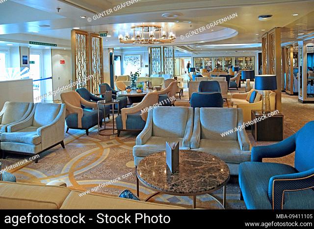 Salon Carinthia Club on the transatlantic liner Queen Mary 2