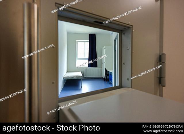 05 August 2021, Schleswig-Holstein, Glückstadt: View of a cell in the new detention centre for deportees in Glückstadt. The new detention centre for deportees...