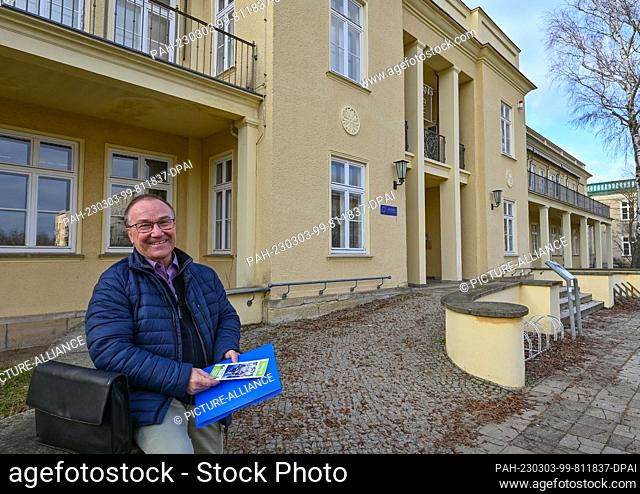 PRODUCTION - 14 February 2023, Brandenburg, Eisenhüttenstadt: Bernd Geller, photographer and city guide, stands in front of a building that was a kindergarten...