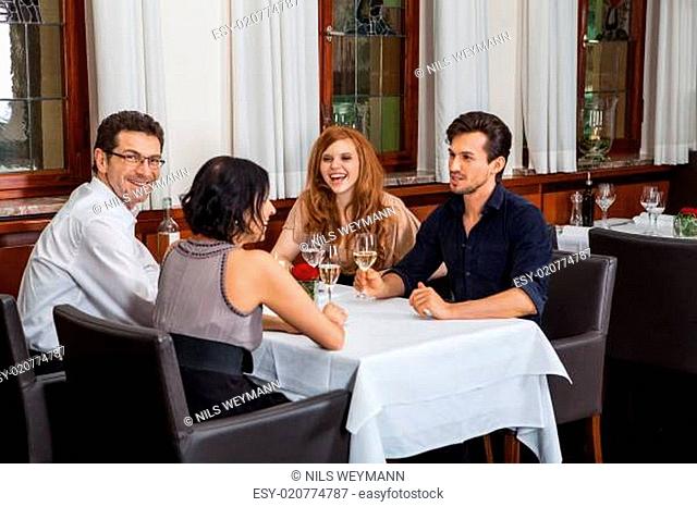 Junges Paar Gruppe in einem Restaurant fröhlich