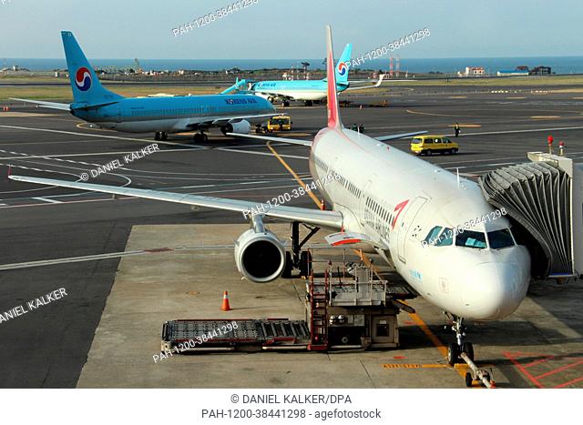 South Korea: Asiana Airlines HL8236 (Airbus A321-231) and Korean Air HL7705/HL7561 (Boeing 737-900 and 737-800) at Jeju International Airport | usage worldwide