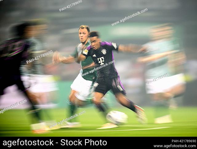 left to right Senne LYNEN (HB), Jamal MUSIALA (M) duels, action, dynamic, blurred, soccer 1st Bundesliga, 1st matchday, SV Werder Bremen (HB) - FC Bayern Munich...