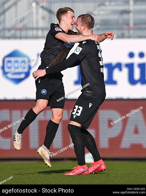 jubilation 0: 2: goalschuetze Marco Thiede (KSC) / r cheers with Philipp Hofmann (KSC). GES / Football / 2. Bundesliga: Holstein Kiel - Karlsruher Sport-Club