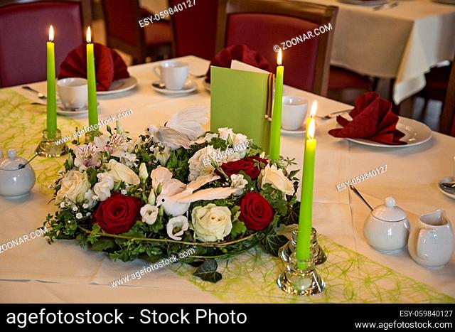 Einladend gedeckter Tisch in einem Speisesaal