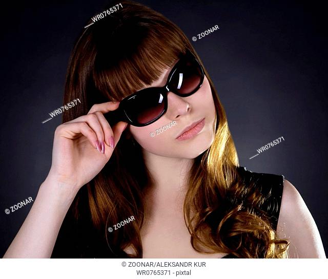 Fashion portrait of sexy young beautiful woman wearing sunglasses