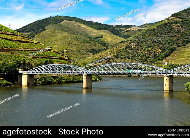 Eiserne Strassenbrücke über den Douro Fluss, Pinhao, Douro Tal, Portugal / Iron road bridge over the Douro River, Pinhao, Douro Valley, Portugal