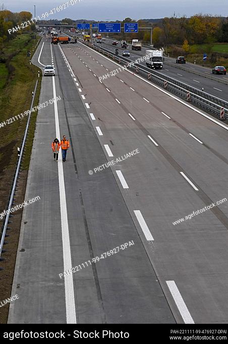 11 November 2022, Brandenburg, Velten: The section of the A10 Havelland autobahn between Neuruppin and the Pankow interchange receives its traffic clearance at...