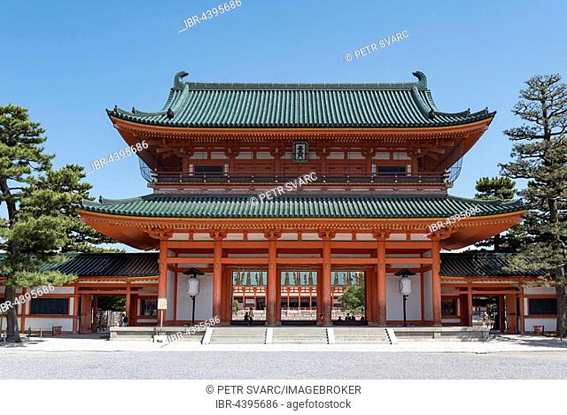 Main gate, Heian Jingu, Shinto shrine, Kyoto, Japan