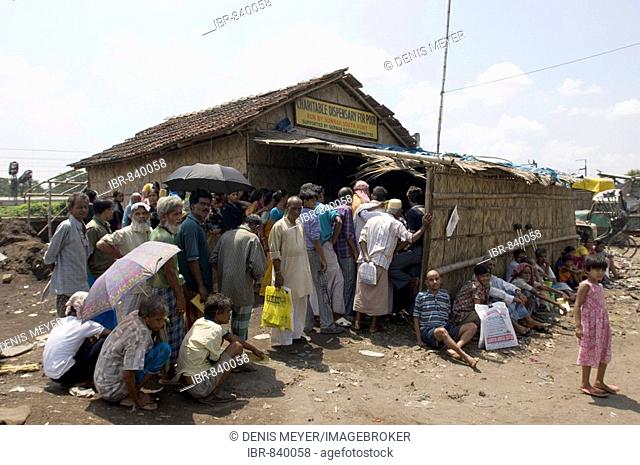 Slum dwellers waiting outside a free outpatient clinic run by the aid organisations Howrah South Point and Aerzte fuer die dritte Welt (Doctors for the Third...