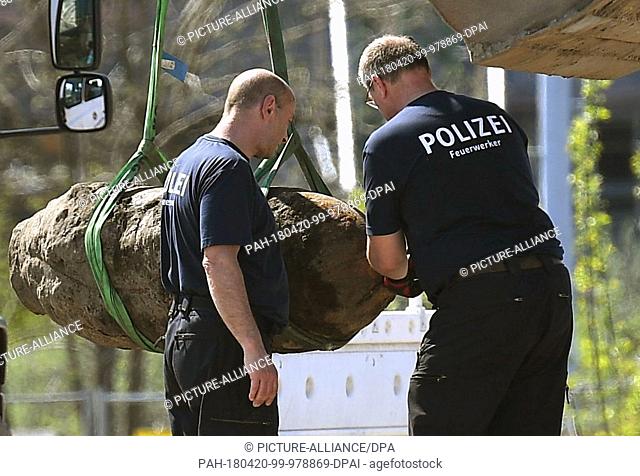 dpatop - 20 April 2018, Germany, Berlin: Police inspect a defused WWII bomb after a crane lifted it from its location near the main station