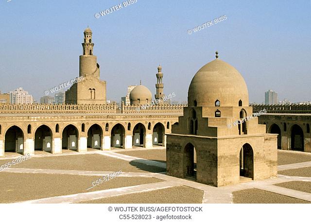 Central fountain in the courtyard and minaret of Ibn Tulun mosque, Caire. Egypt