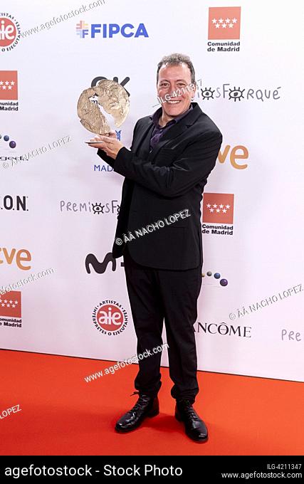 Eric Casamayor posa con el premio Best Series Actor en la sala de prensa de los Premios José María Forque 2023 en el Palacio Municipal de Congresos de Madrid el...
