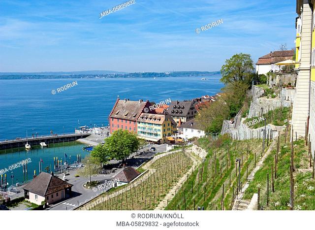 Germany, Baden-Wurttemberg, Meersburg, harbour Meersburg with shipping pier for holiday ships, lower town, vineyards