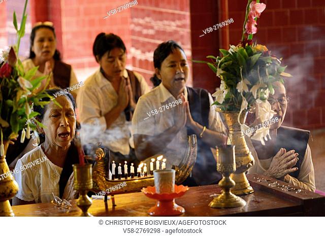Myanmar, Mandalay, Mahamuni pagoda, Buddhist devotees in prayer